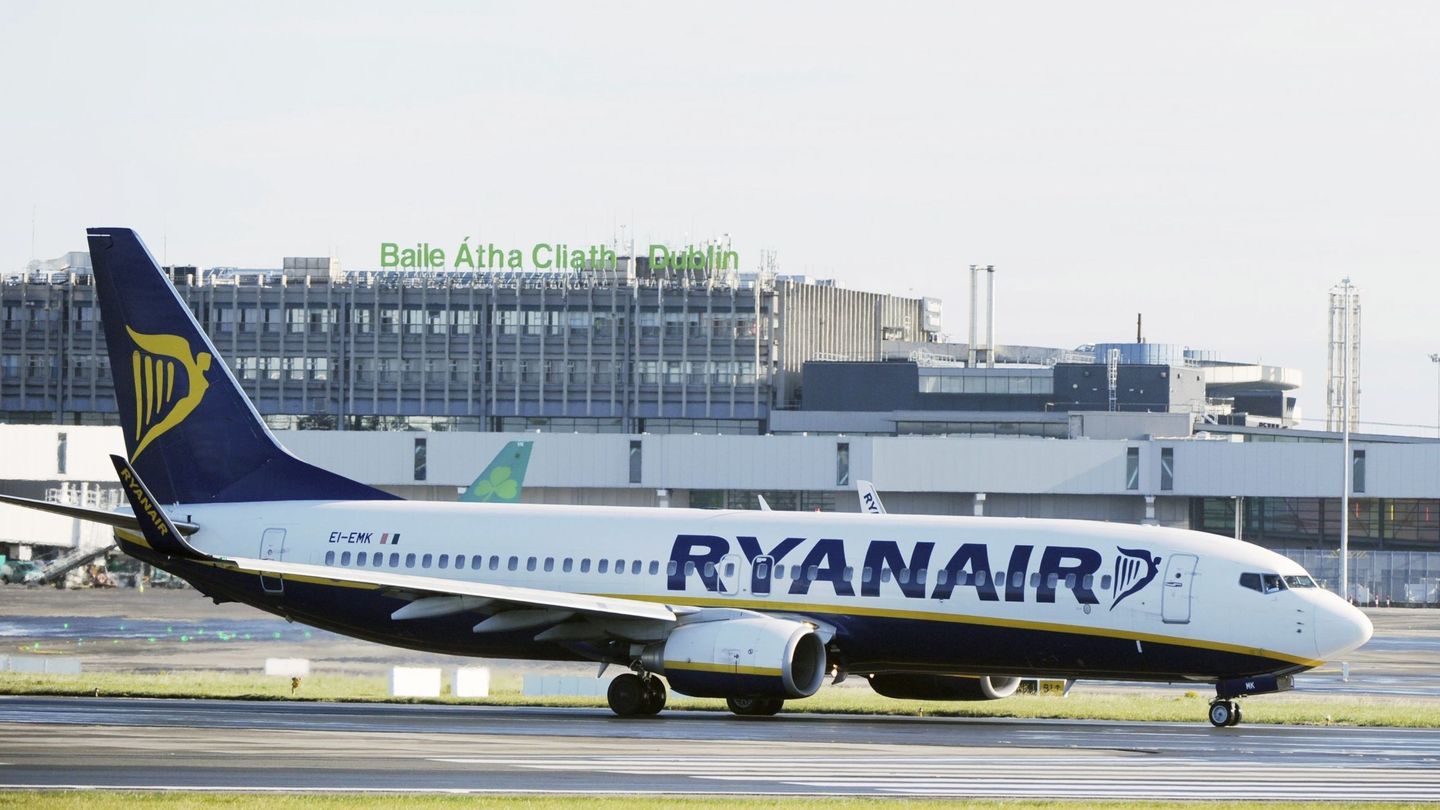Ryanair ha sido la primera empresa en ser sancionada por utilizar un 902 (EFE)