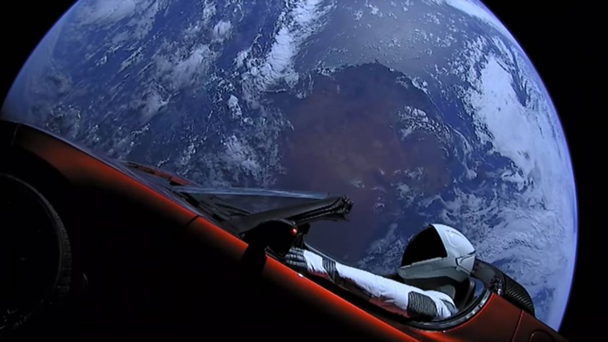 Millones de personas viendo a un coche volar en el espacio: ¿el viral del año?