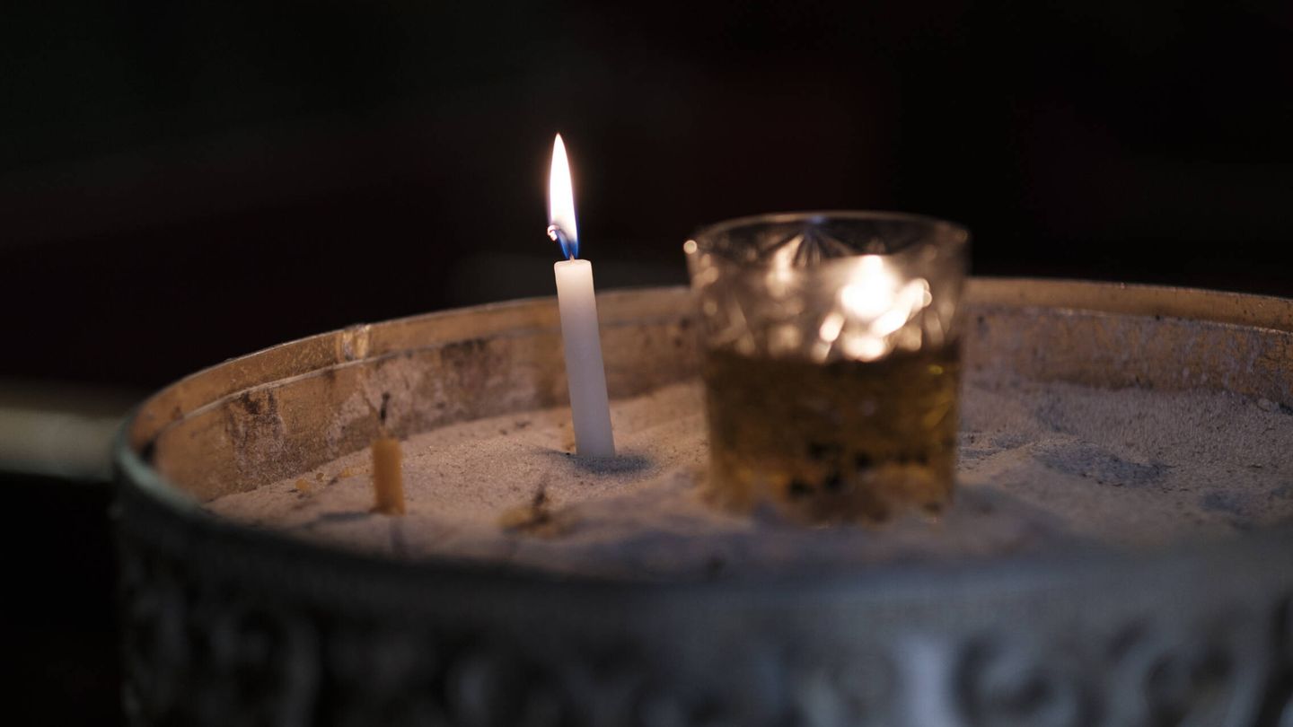 Una vela encendida en el interior de la catedral ortodoxa ucraniana de Madrid. (S.B.)