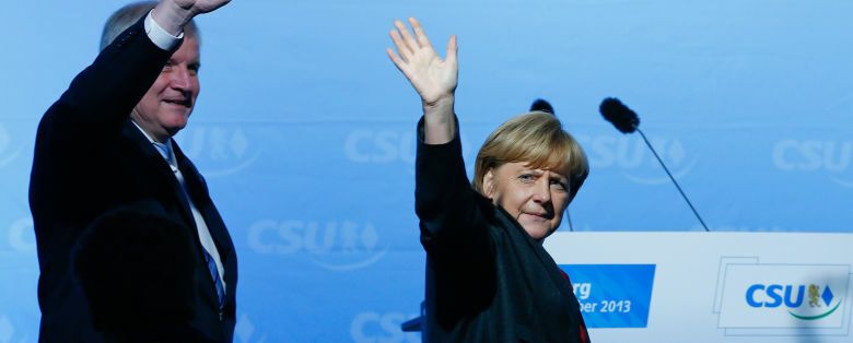 La canciller alemana Angela Merkel se despide tras un mitin en Augsburgo (Reuters).