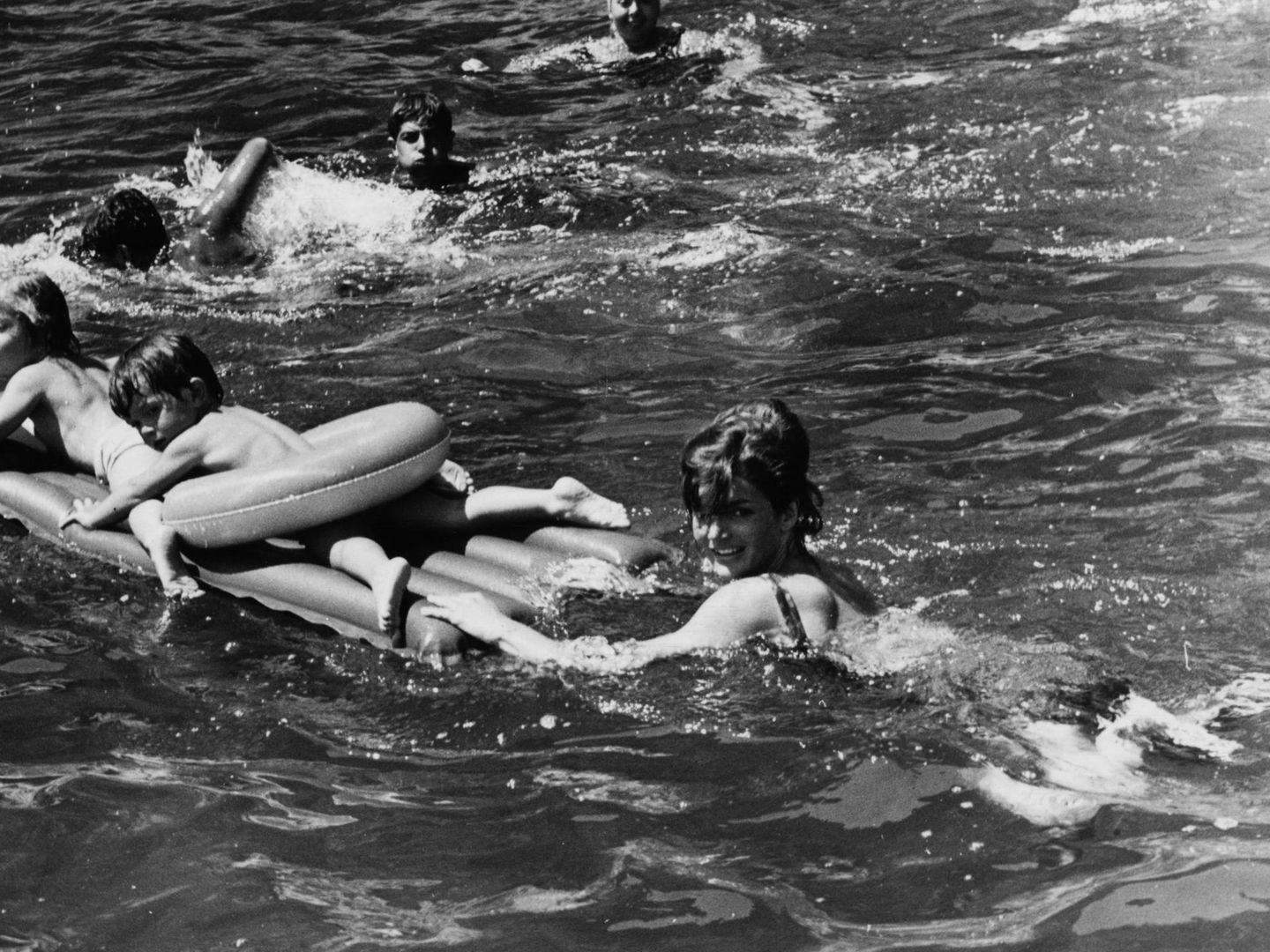 Jackie Kennedy y sus hijos, de vacaciones en Italia. (Getty)