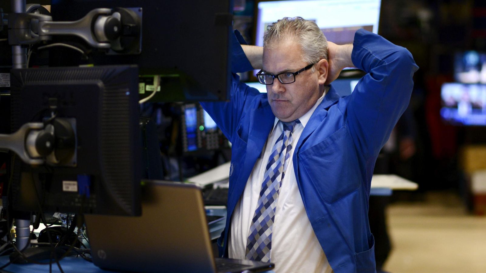 Foto: Un agente en el parqué de Wall Street (Efe)
