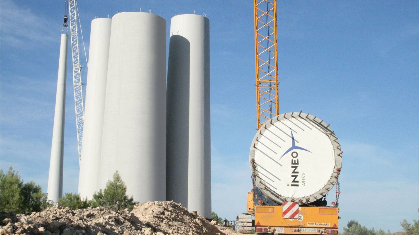 Prefabricación y transporte de torres de hormigón de Inneo para generadores eólicos.