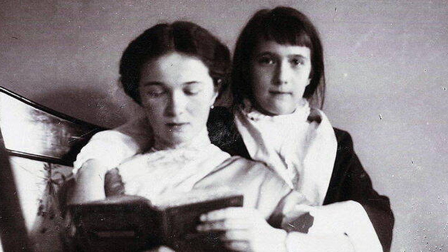 Olga, la hija mayor de los zares, y Anastasia, la pequeña. (Wikimedia commons)