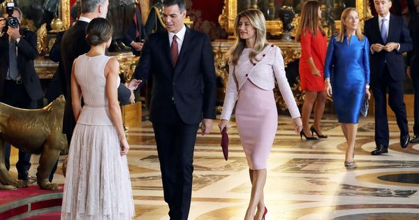 Foto: Los reyes Felipe VI y Letizia y el presidente del gobierno Pedro Sánchez y su mujer Begoña Gómez, durante la recepción en el Palacio Real. (EFE)
