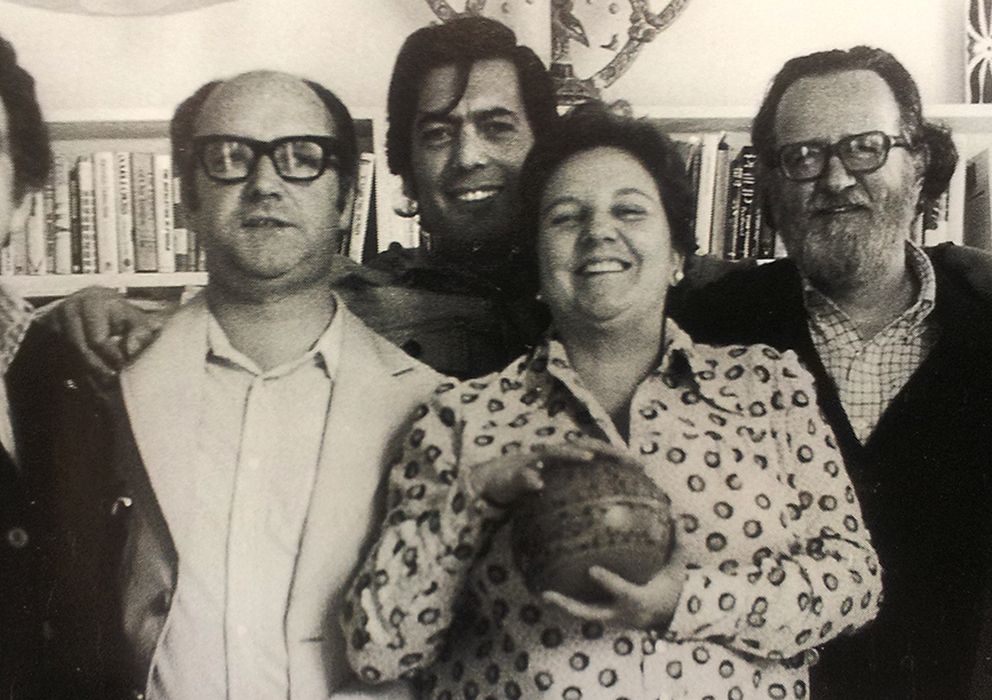 Foto: García Márquez, Jorge Edwards, Vargas Llosa, Carmen Balcells, Donoso y Muñoz Suay, en 1974. Incluida en 'Aquellos años del boom', en RBA. (Archivo Car