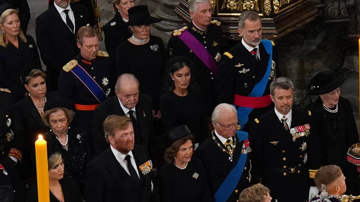 Don Felipe, doña Letizia, don Juan Carlos y doña Sofía, sentados juntos en el funeral de Isabel II