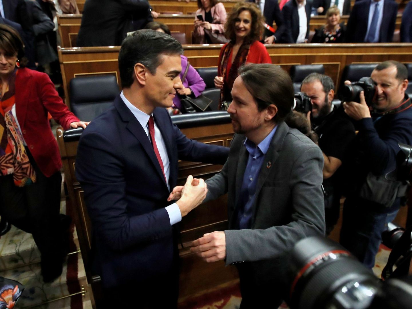 Pedro Sánchez y Pablo Iglesias tras la investidura como presidente del primero. (EFE)