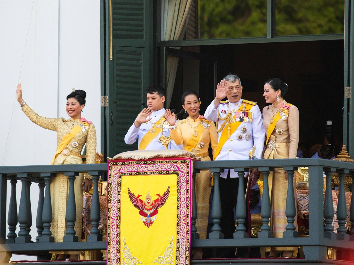 Foto: La familia real tailandesa, en el balcón del Palacio Real de Tailandia. (Getty)