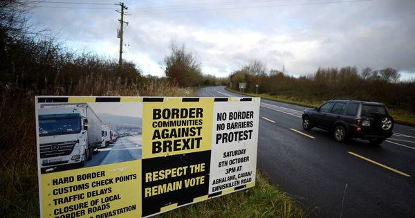 Foto: Señales del grupo Border Communities Against Brexit en la frontera en la frontera entre County Cavan, Irlanda, y County Fermanagh, en Irlanda del Norte. (Reuters)