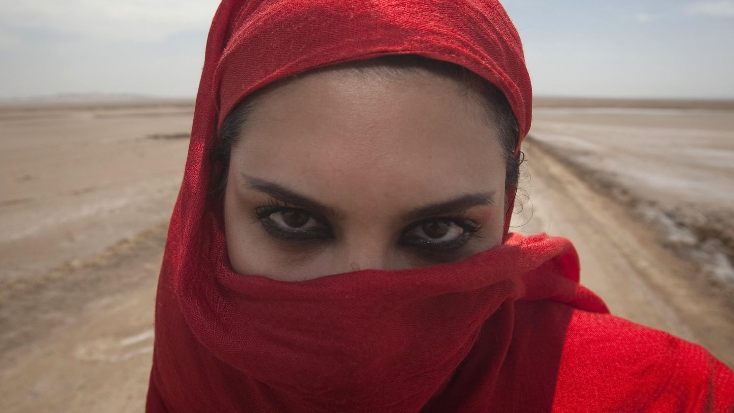 Una turista iraní posa en el desierto de Maranjab, en el centro de Irán (Reuters).