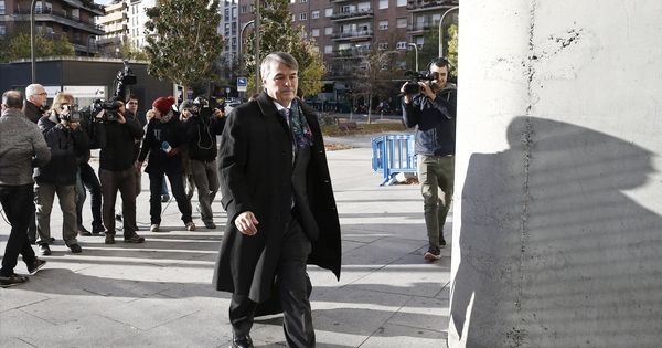 Foto: Agustín Martínez, abogado de tres de los cinco acusados, accede al Palacio de Justicia tras hacer declaraciones a los medios. (EFE)