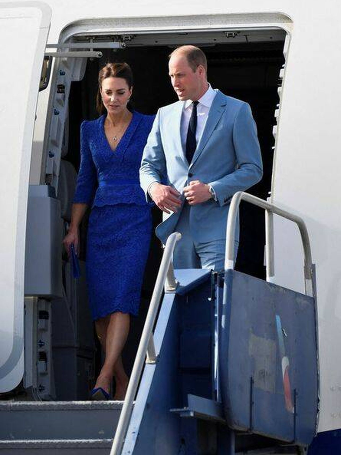 Los duques de Cambridge, bajando del avión. (Reuters/Toby Melville)
