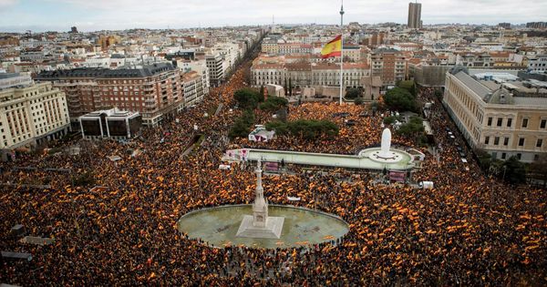 Foto: Vista general de la concentración convocada por PP, Ciudadanos y VOX este domingo en la plaza de Colón de Madrid. (EFE)