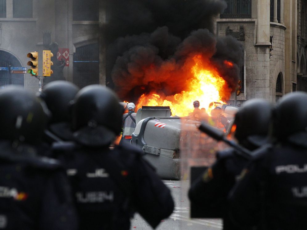 Foto: Agentes antidisturbios durante las protestas de Vía Laietana, en Barcelona. (EFE)