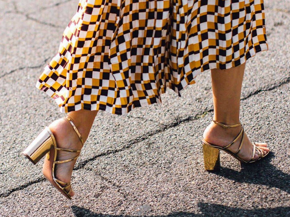 Foto: Para cualquier ocasión, las sandalias doradas que no pararás de combinar (Pexels)