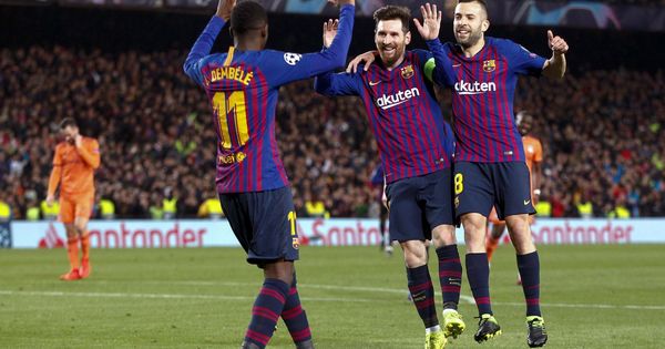 Foto: Ousmane Dembelé celebra un gol del FC Barcelona junto a Leo Messi y Jordi Alba. (EFE)