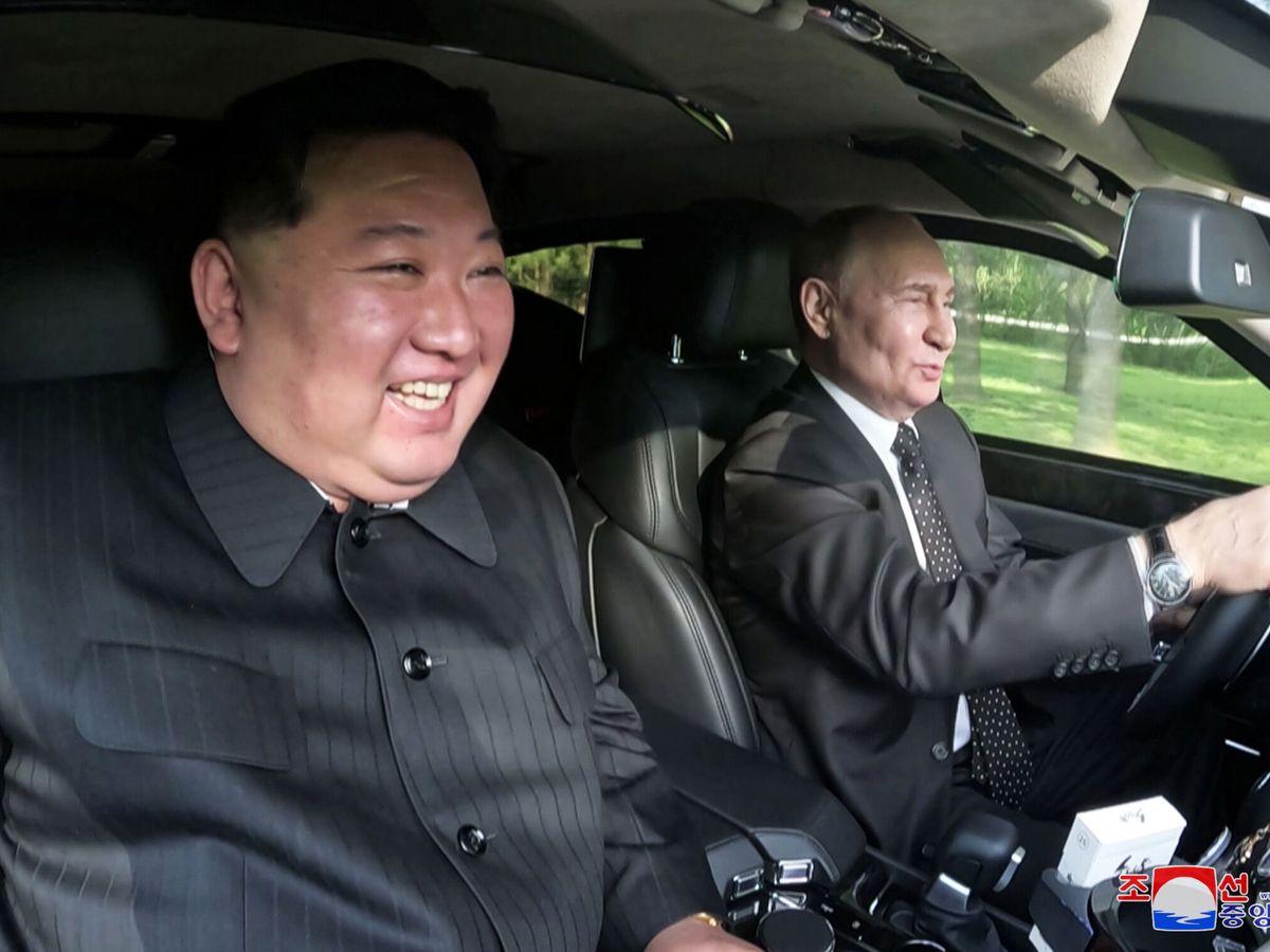 Foto: No es el meme de Spiderman: el surrealista momento de Putin y Kim Jong-un para ver quien entra primero en el coche (EFE/EPA/KCNA)