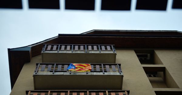 Foto: Una estelada colgada de un balcón en Cataluña. (Reuters)