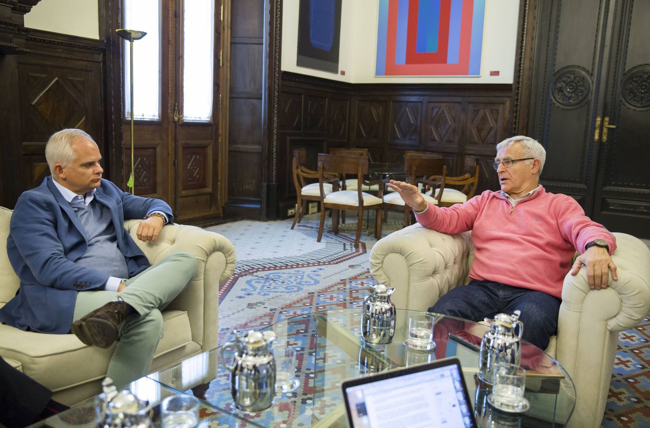 Joan Ribó conversa con Alberto Artero, director general de El Confidencial. (Marga Ferrer)