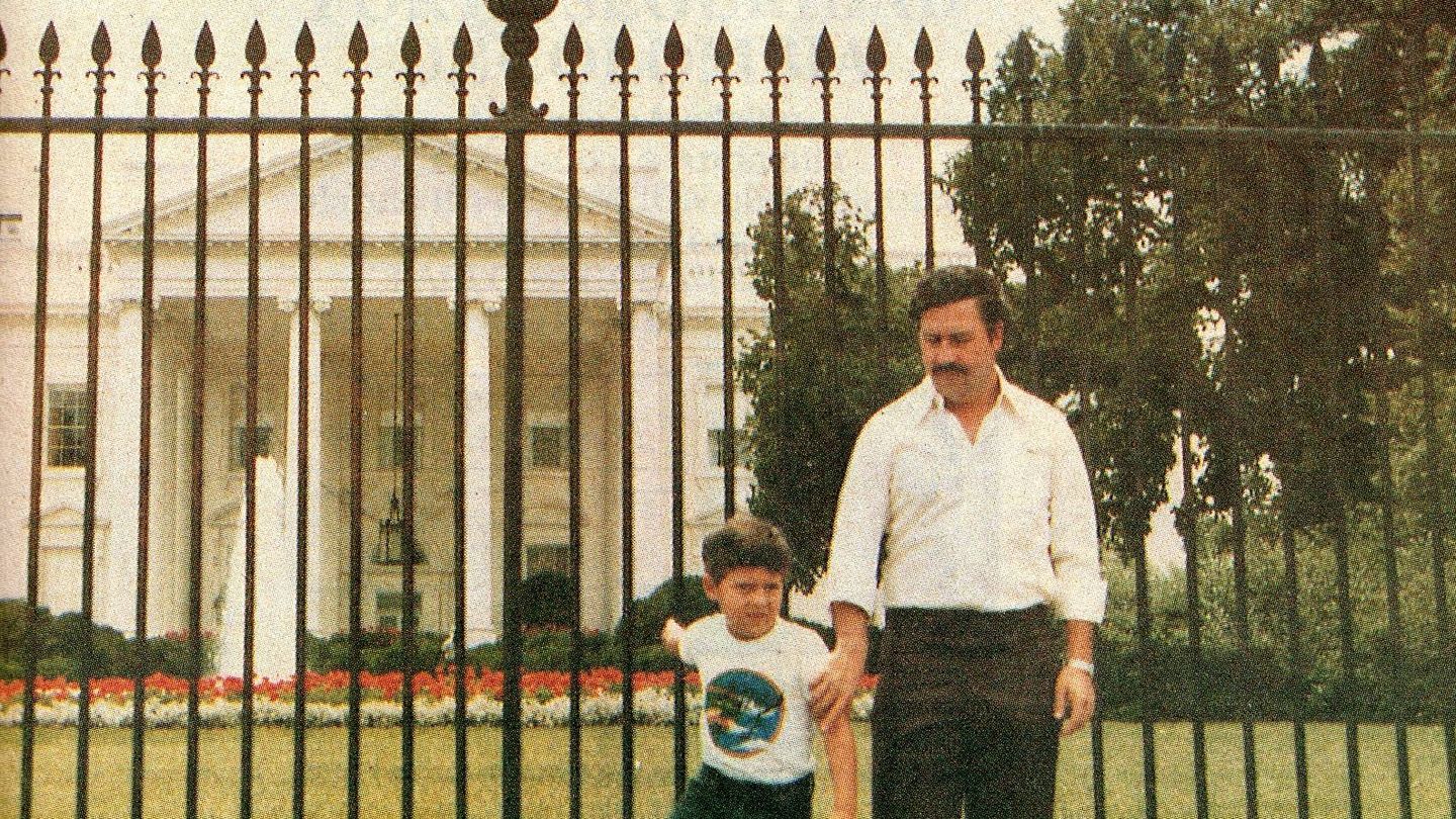 Juan Pablo Escobar con su padre en la Casa Blanca