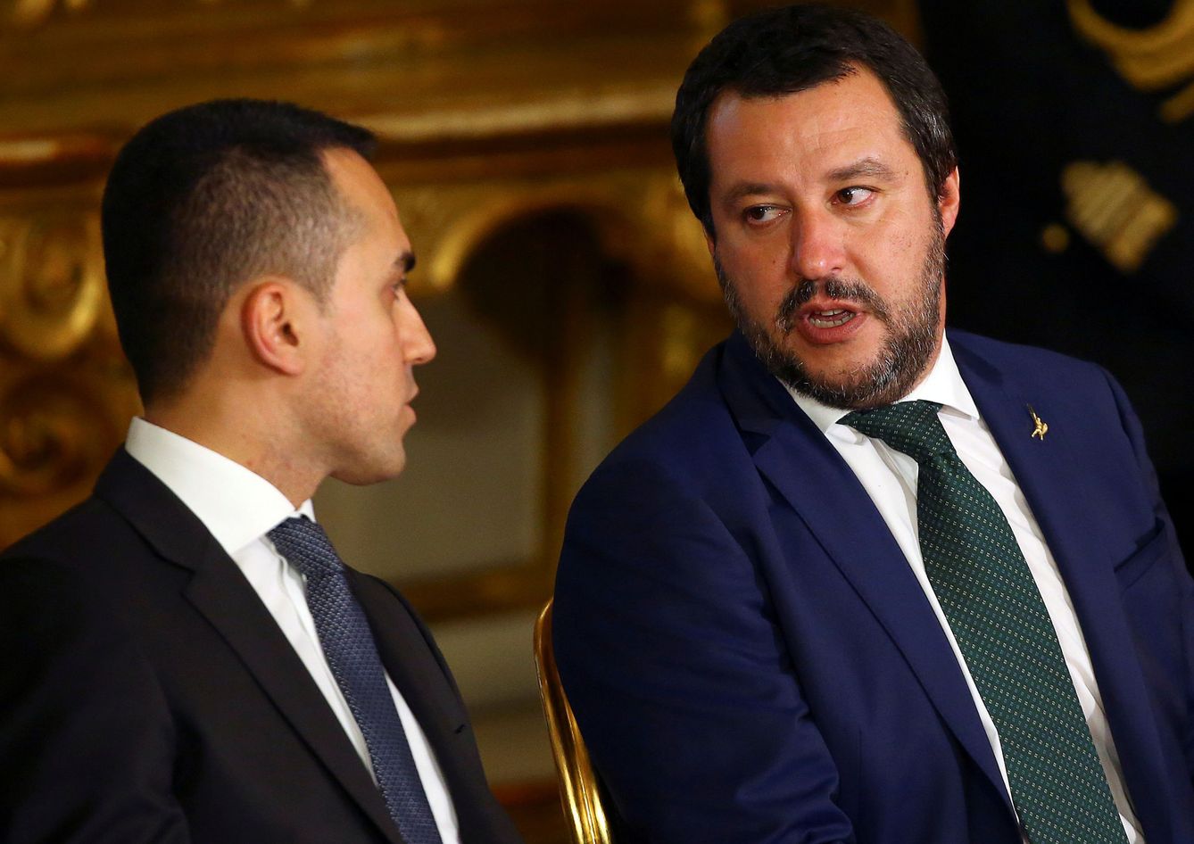 Di Maio (izquierda) habla con Salvini durante una reunión del Gobierno. (Reuters)