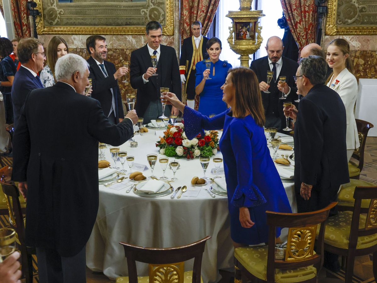 Foto:  La princesa Leonor brinda con los comensales que le acompañan en la mesa del Comedor de Gala del Palacio Real.(EFE/Aitor Martín)