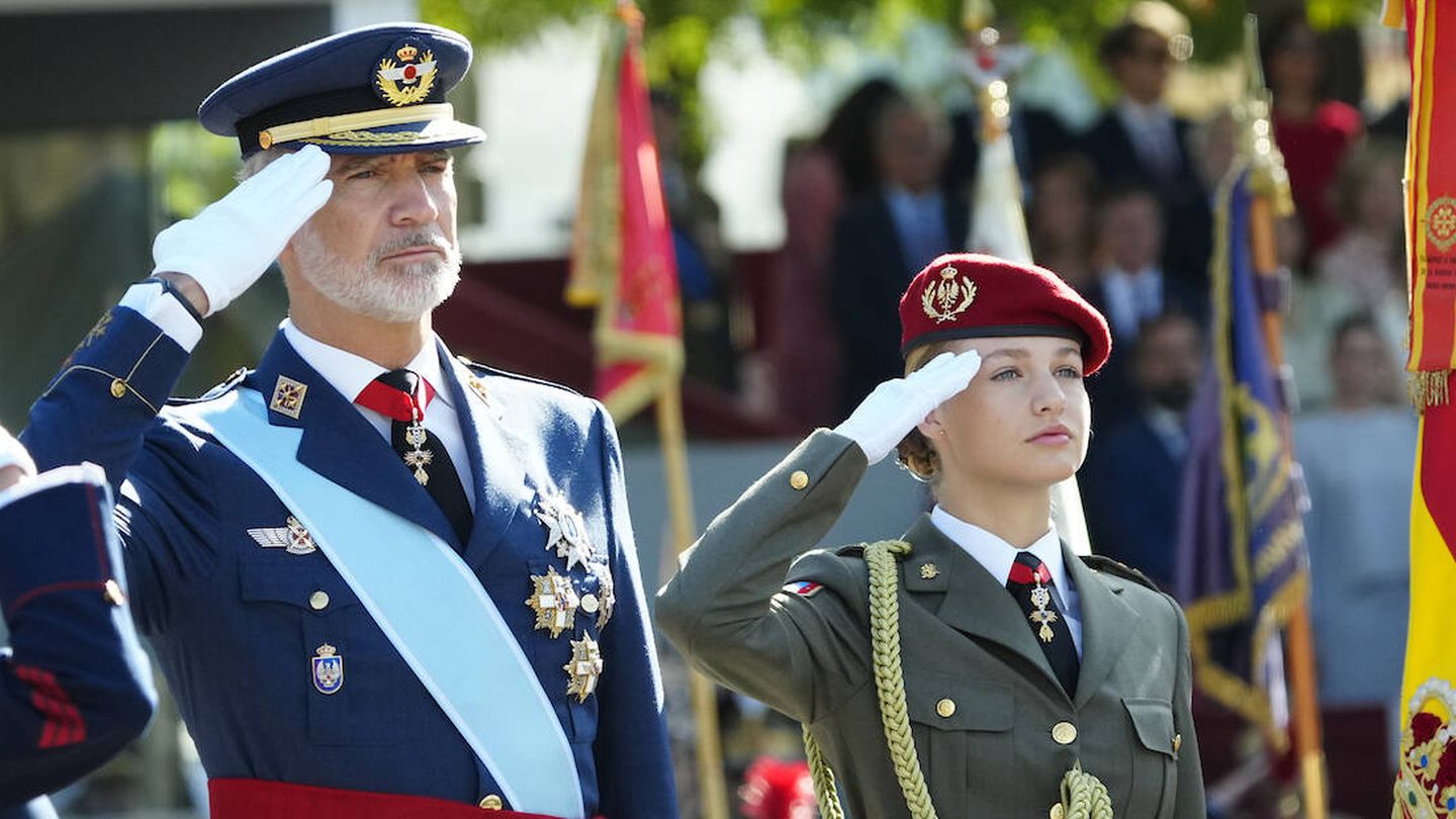 Felipe VI y la princesa Leonor, realizando el saludo militar. (LP)