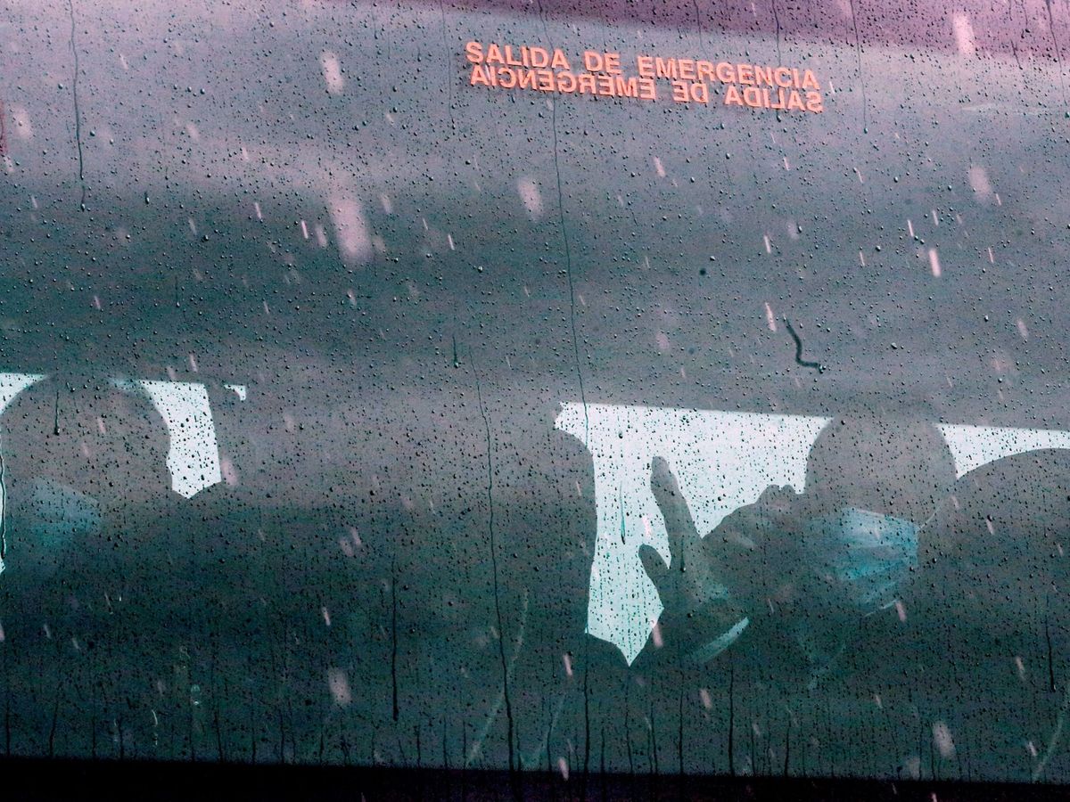 Foto: Atraca en Barcelona un crucero tras un mes sin poder tocar tierra por la pandemia. (EFE)
