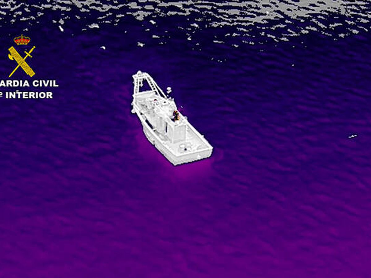 Foto: Imagen de la embarcación investigada tomada por un dron. (Guardia Civil)