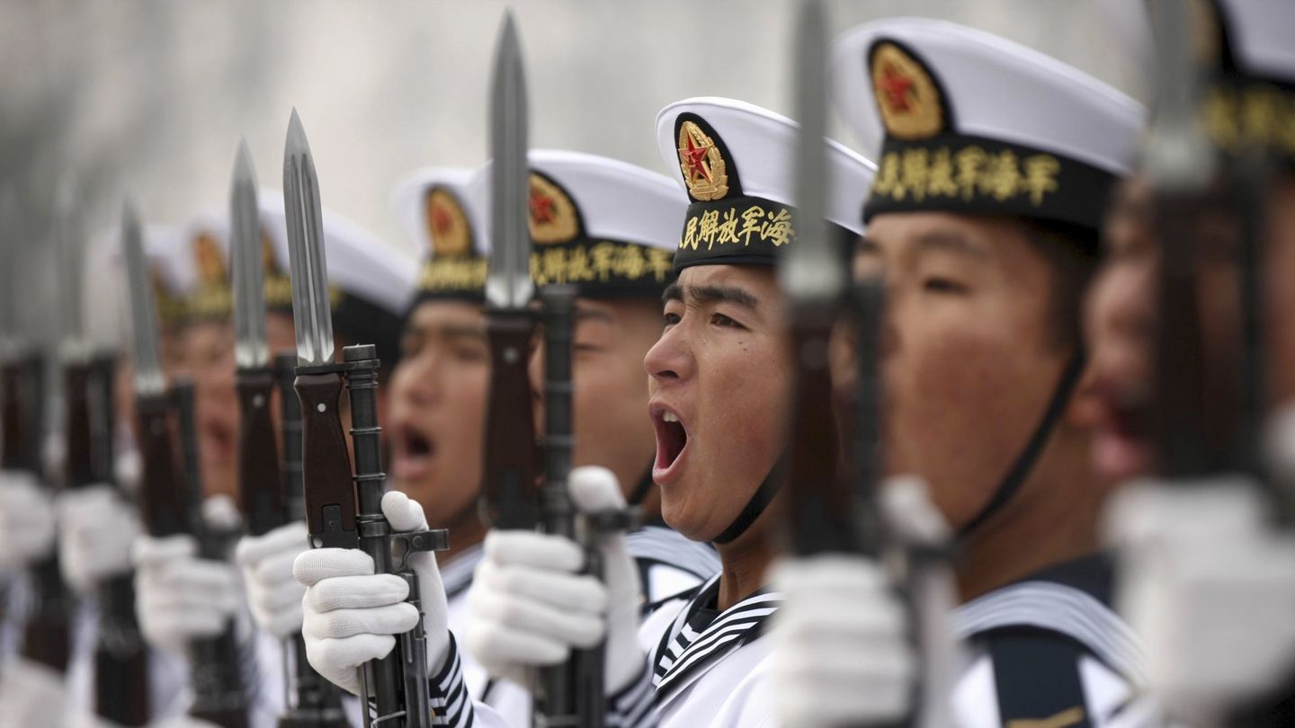 Reclutas del Ejército chino recitan eslóganes durante un desfile en Qingdao (Reuters).