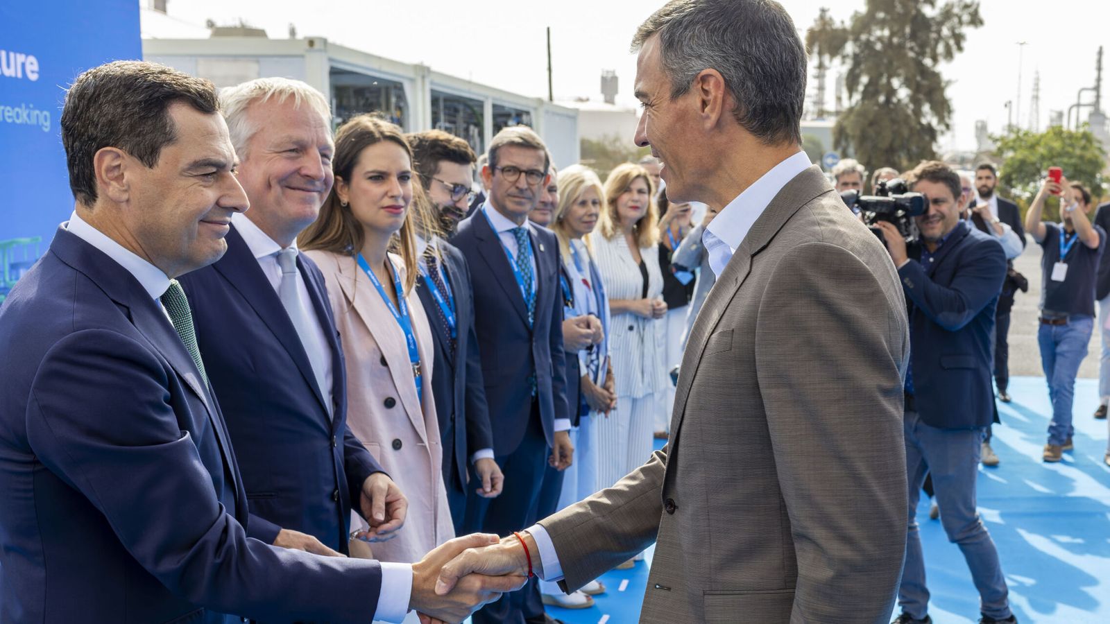 Andalucía comienza la legislatura con récord de inversión y falta de redes eléctricas