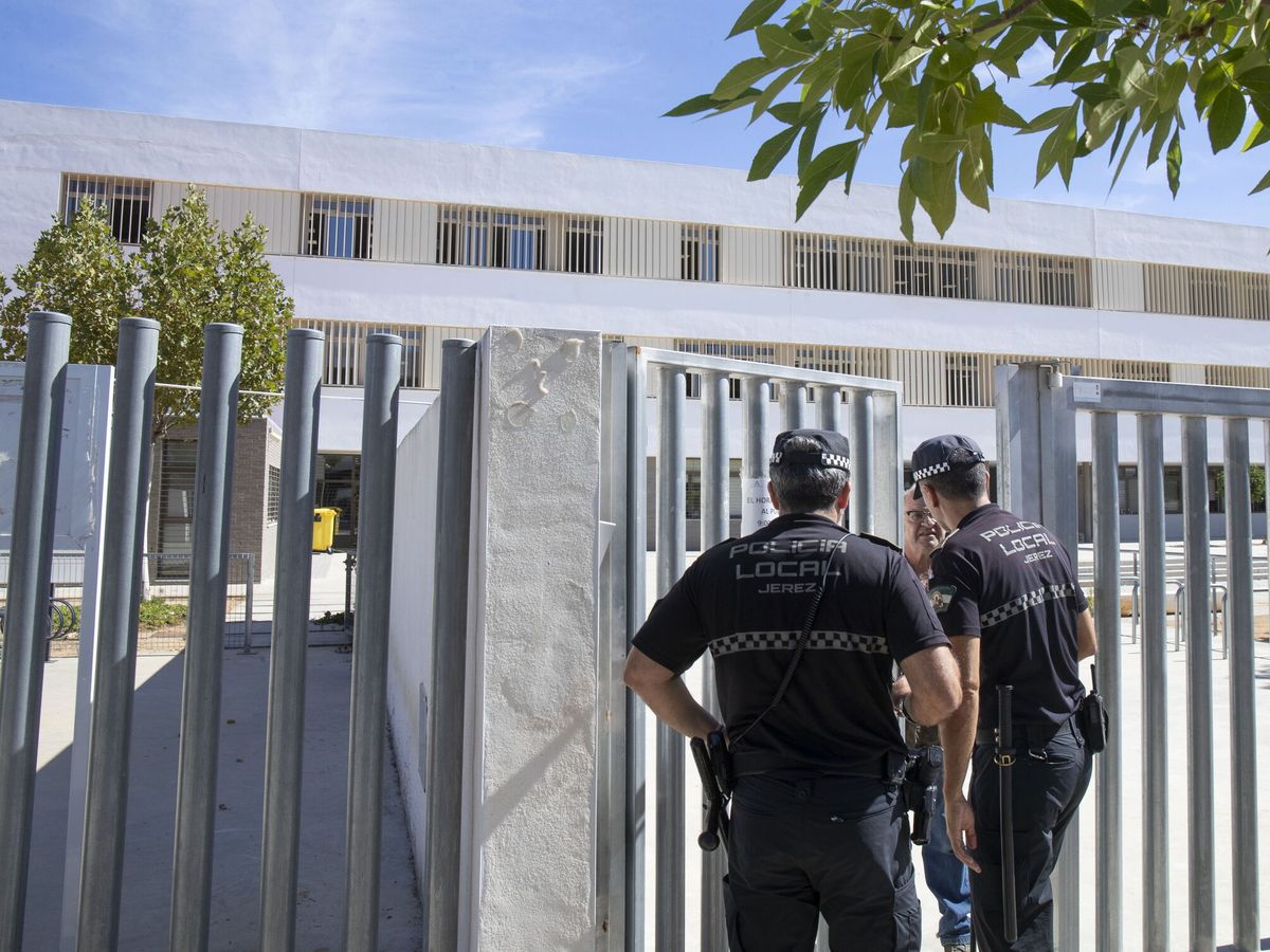 Foto: Varios agentes de la Policía, en las inmediaciones del centro donde han ocurrido los hechos en Jerez. (EFE/Román Ríos)