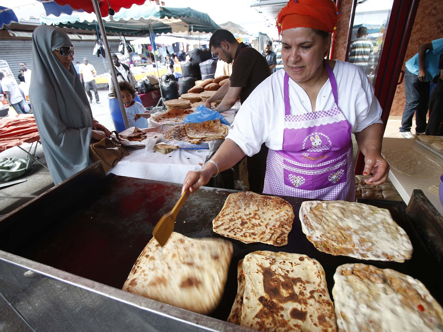 Una mujer musulmana compra pan en un mercado de Mantes-la-Jolie, un suburbio de París (Reuters).
