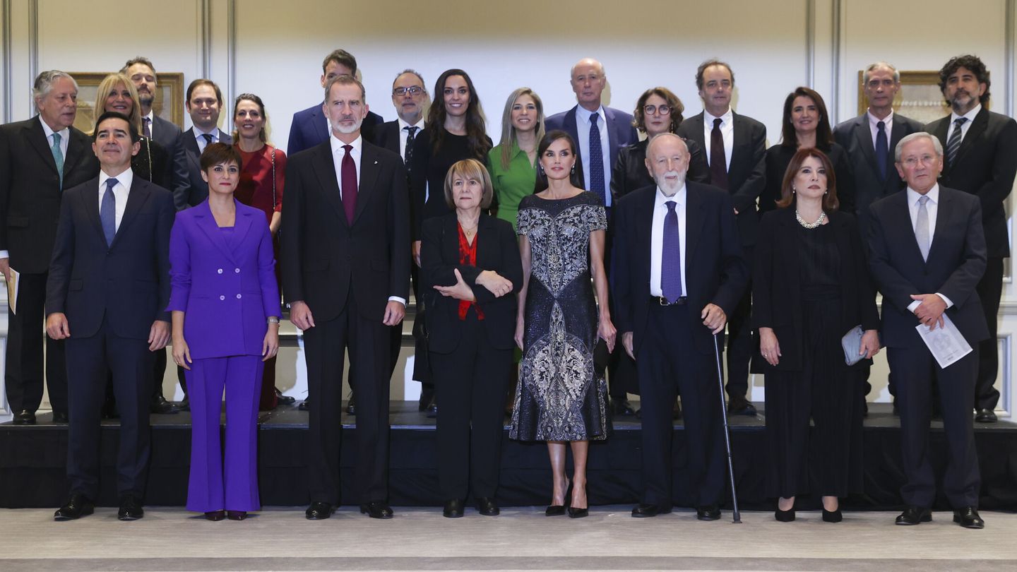 Los Reyes presiden junto a la ministra de Política Territorial y portavoz del Gobierno, Isabel Rodríguez, el acto de entrega del Premio Francisco Cerecedo. (EFE) 