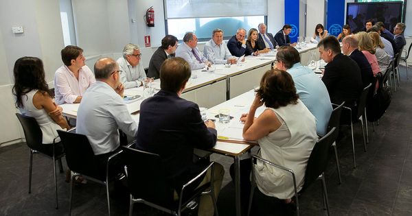 Foto: Reunión de la comisión organizadora del congreso del PP, bajo la presidencia de Luis de Grandes (c,i). (EFE)