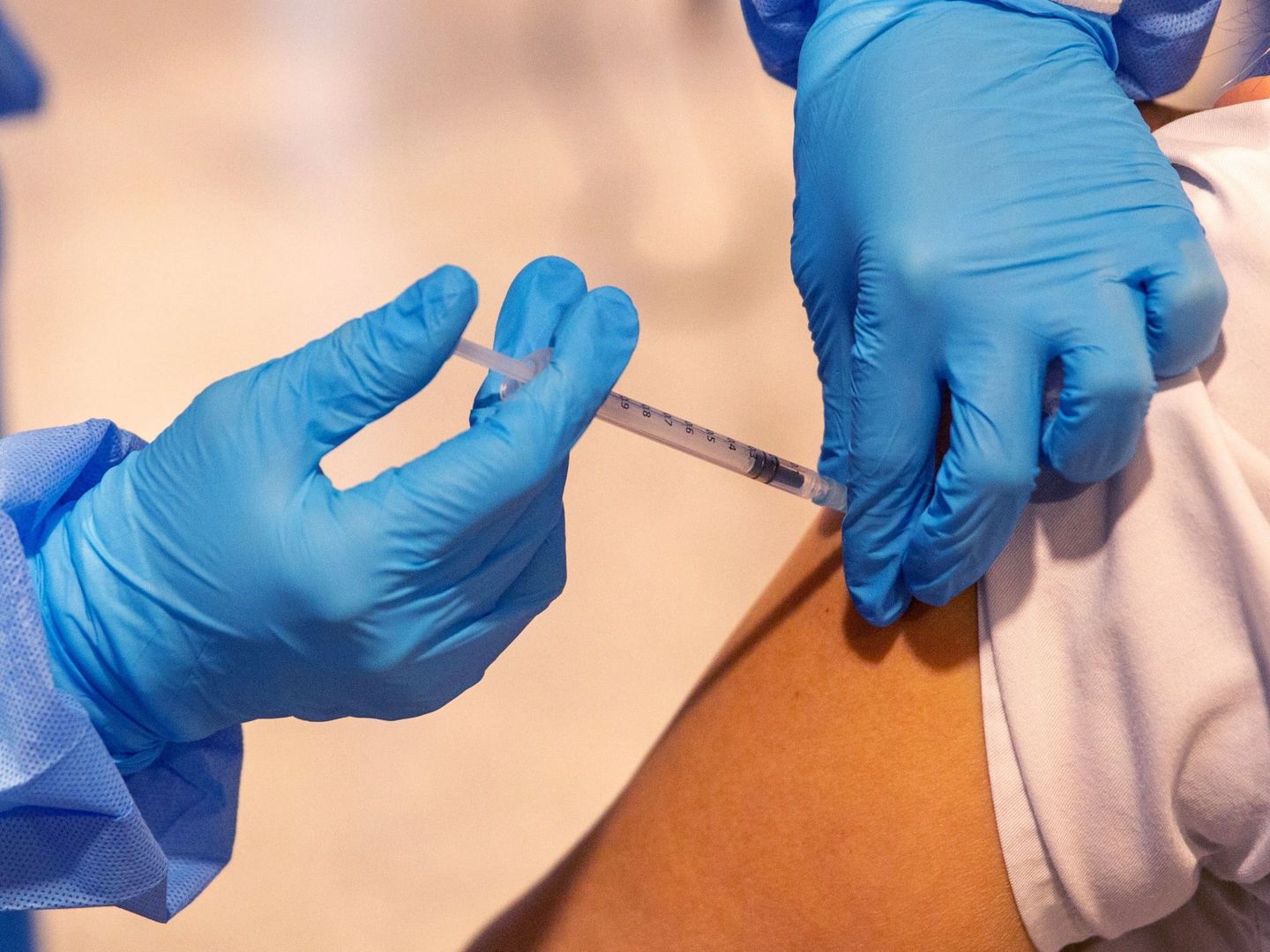 Una persona recibe la vacuna en el Hospital San Pedro de Logroño. (EFE)