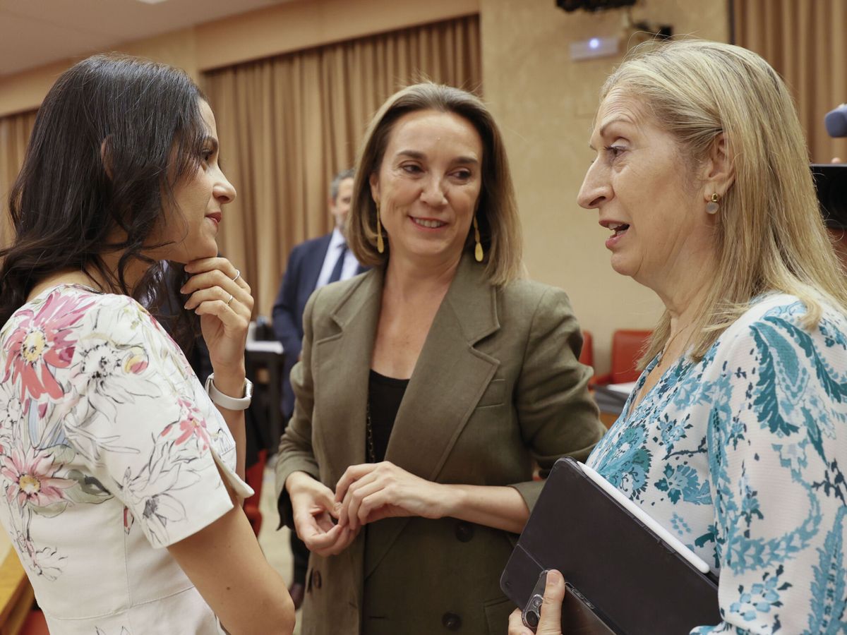 Foto: Inés Arrimadas, Cuca Gamarra y Ana Pastor, en el Congreso. (EFE/Mariscal)