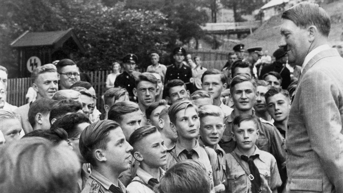 Con las Juventudes Hitlerianas, en 1937. (Cordon Press)