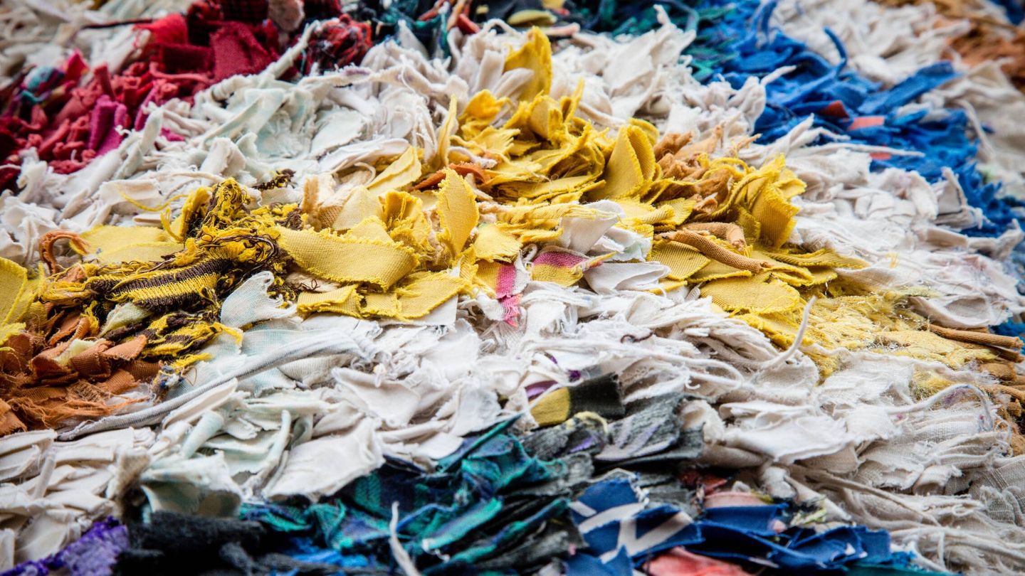 También se podrá reciclar el plástico PET de las prendas de ropa con varias capas.