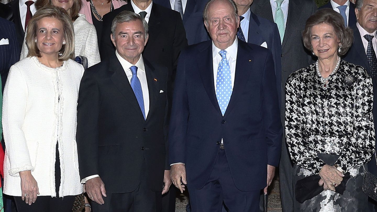 Los Reyes Juan Carlos y Sofía acompañados por el presidente del Círculo de Empresarios, Javier Vega de Seoane y la ministra de Empleo y Seguridad Social, Fátima Báñez. (EFE)