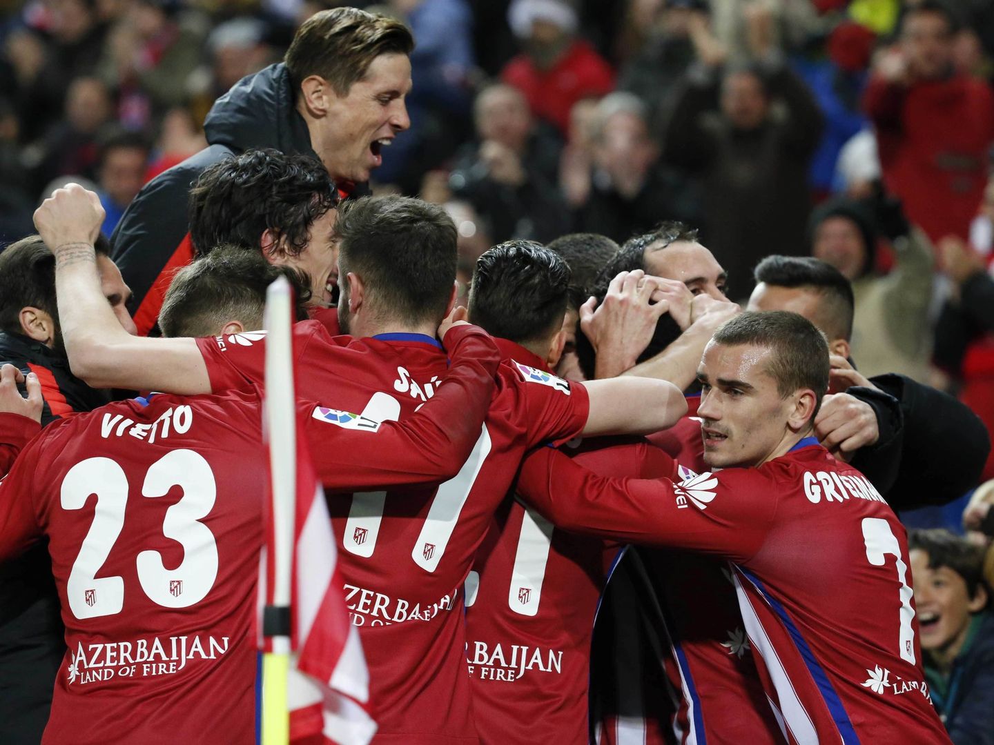 Fernando Torres celebrando desde el banquillo el gol de Thomas contra el Levante (Efe)