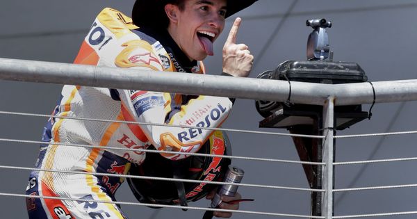 Foto: Marc Márquez celebra, con la lengua fuera, su vicroria en el Gran Premio de las Américas. (Efe)