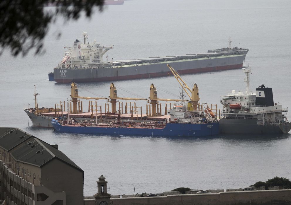 Foto: Barcos realizando 'bunkering' (repostaje en el mar) en la bahía de Algeciras (EFE)