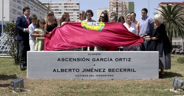 Foto: Inauguración de una glorieta en memoria de Ascensión García Ortiz y Alberto Jiménez Becerril. (EFE) 