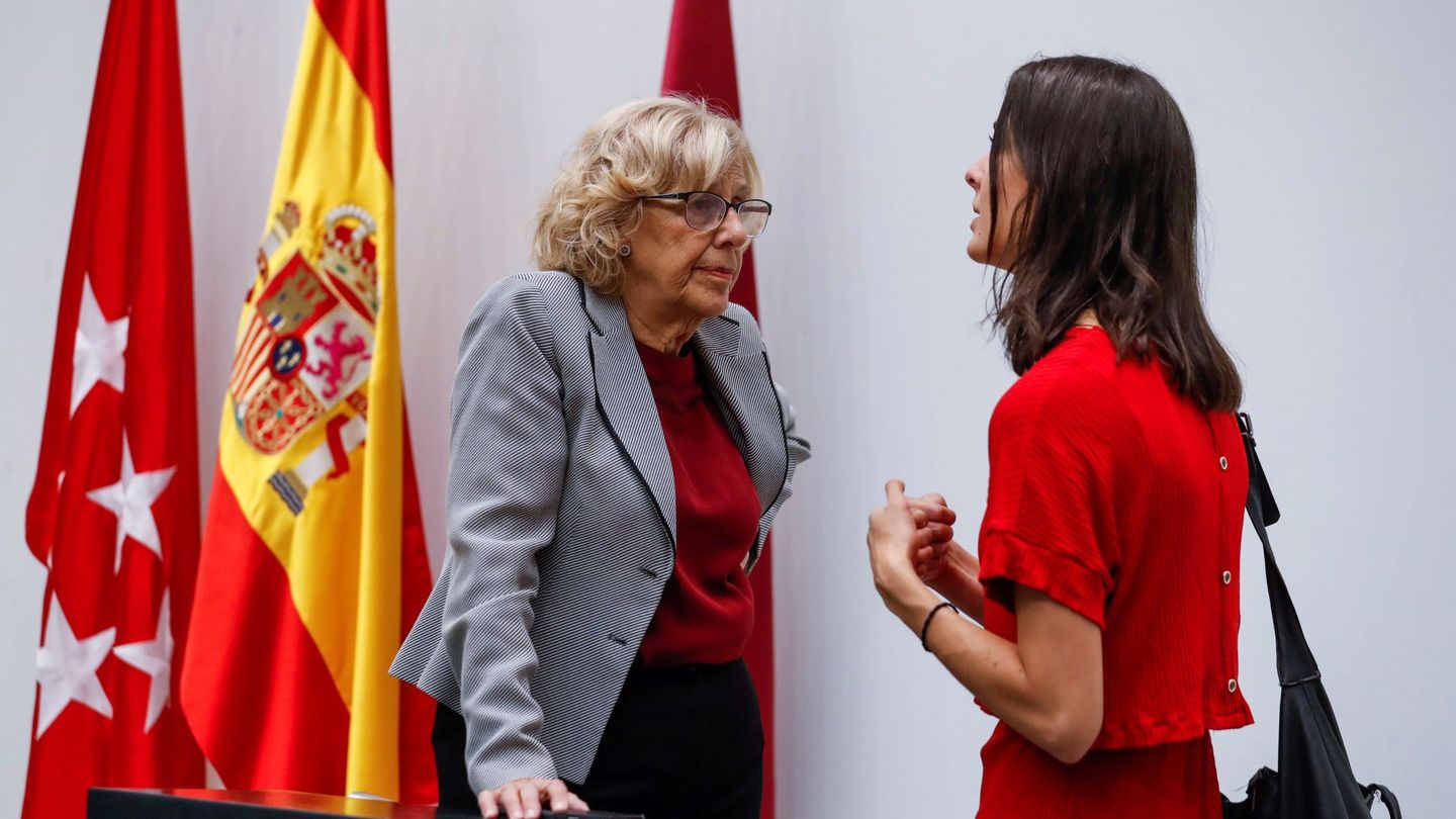 La alcaldesa de Madrid, Manuela Carmena, conversa con la portavoz del Ayuntamiento, Rita Maestre. (EFE)