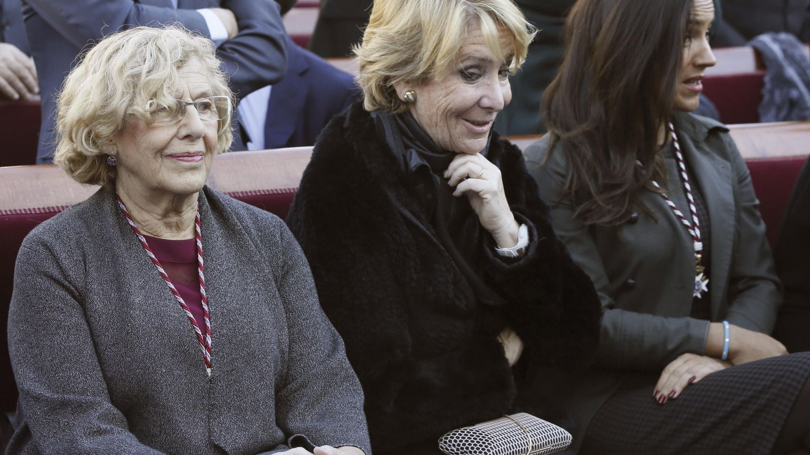 Foto: La alcaldesa de Madrid Manuela Carmena (i), junto a la portavoz popular en el Ayuntamiento, Esperanza Aguirre. (EFE)