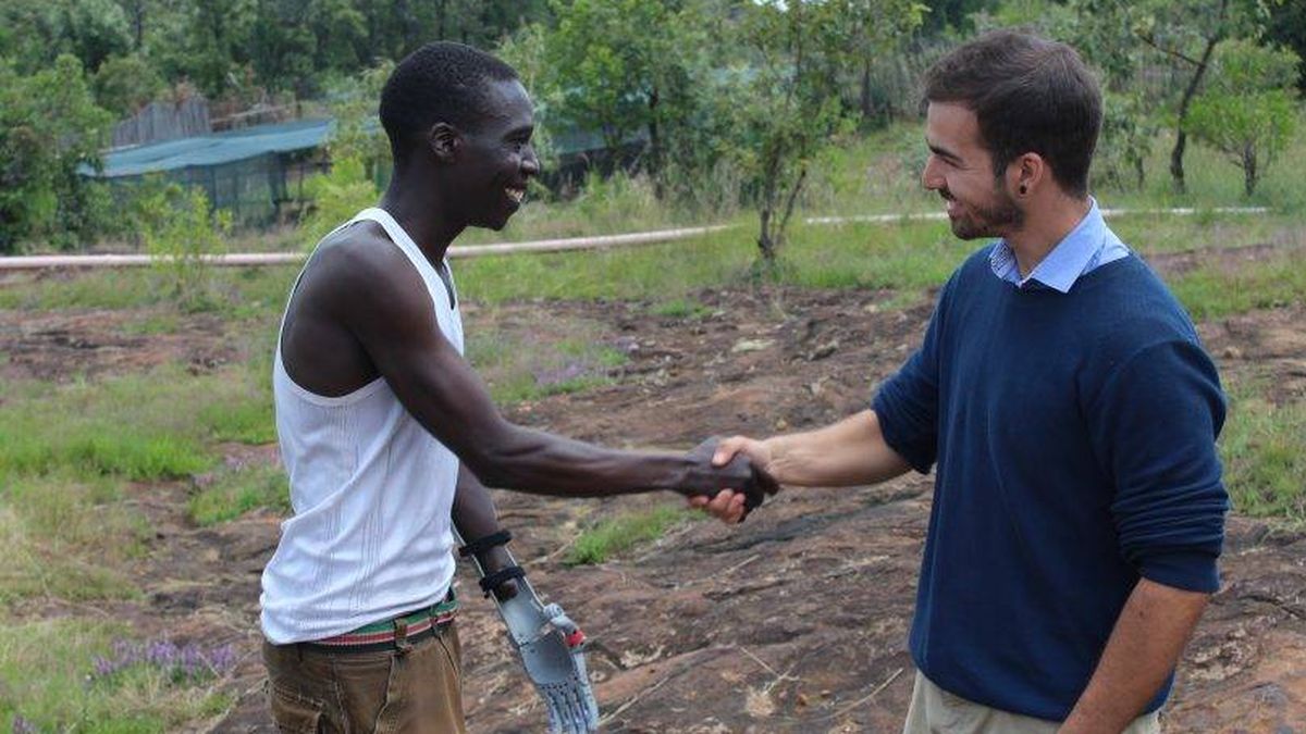 Premian al veinteañero español que fabrica prótesis en 3D para África en su propia casa