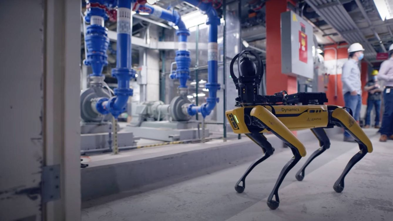 Foto: Uno de los robots con cerebro ChatGPT inspeccionando una fábrica de Global Foundries. (Levatas)