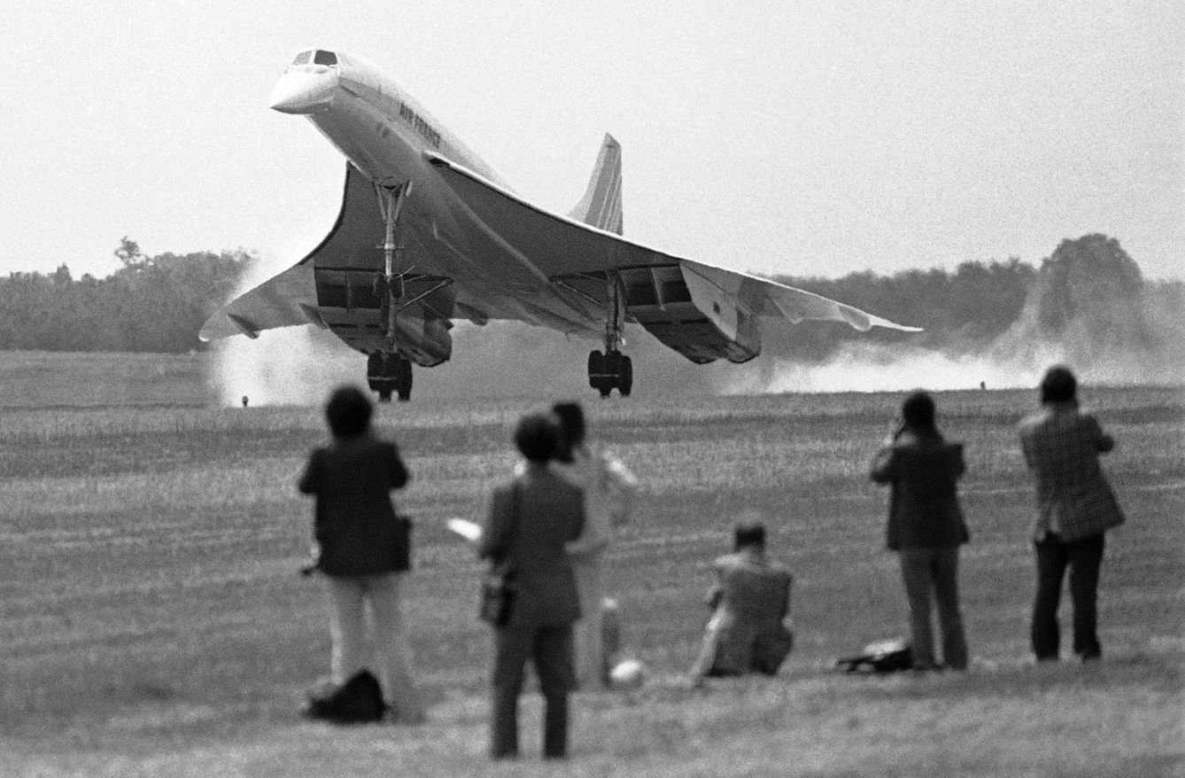 El primer Concorde que voló la ruta entre París y Washington aterriza en el aeropuerto de Dulles en 1976.